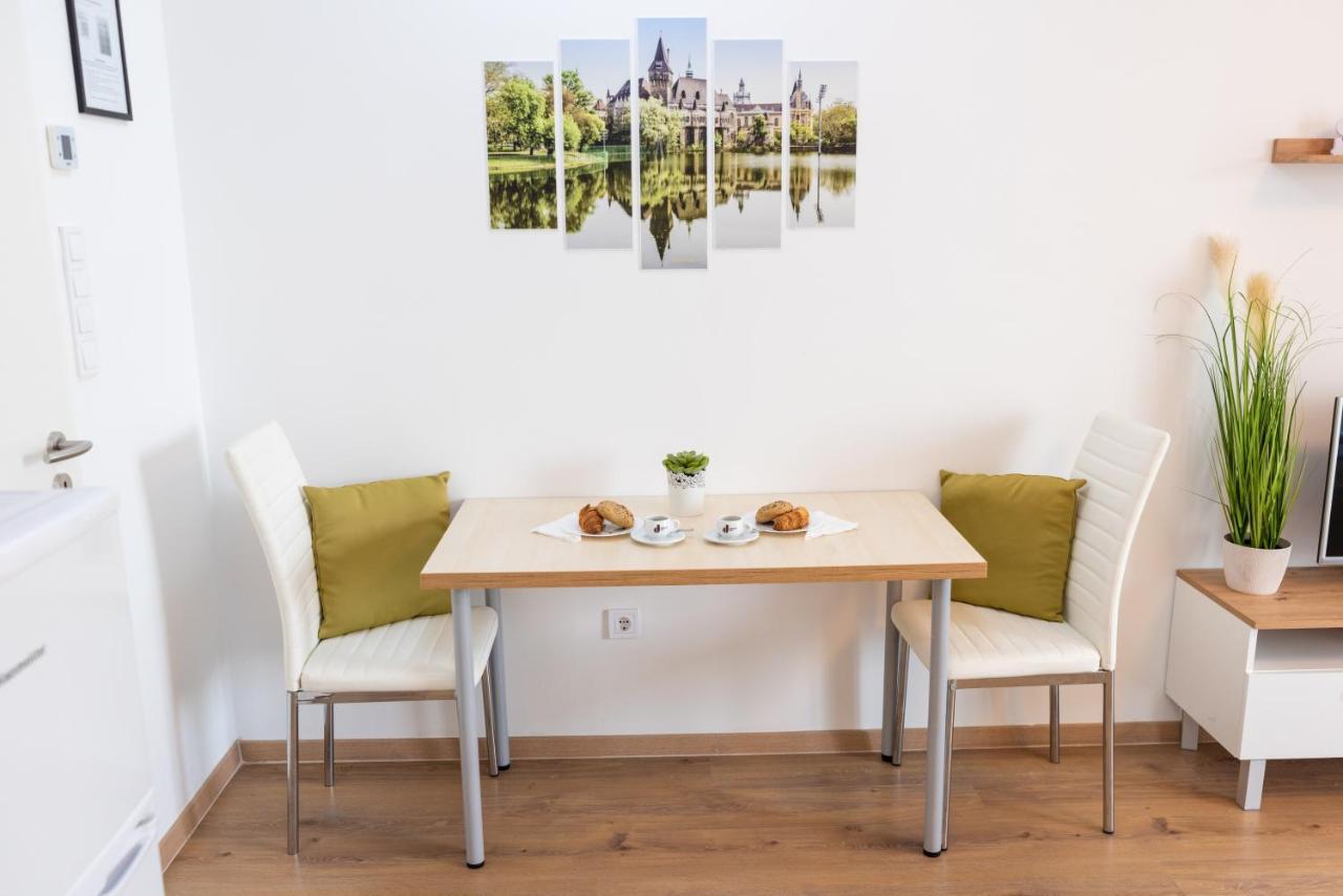 Sweet Home Apartman , 30Sqm Studio, Free Private Parking, Mountain View, Balcony, 20 Min From Downtown Budapeste Exterior foto